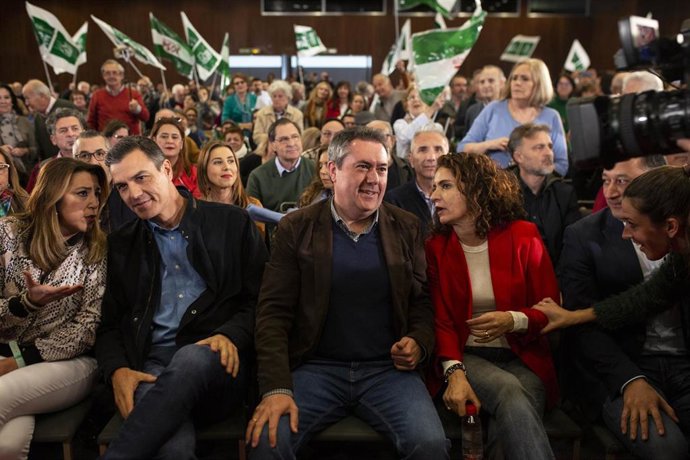 Archivo - El secretario general del PSOE, Pedro Sánchez, y la secretaria general del PSOE-A, Susana Díaz, conversan durante el acto de presentación de la candidatura de Juan Espadas a la Alcaldía de Sevilla,junto a a la ministra M Jesús Montero.