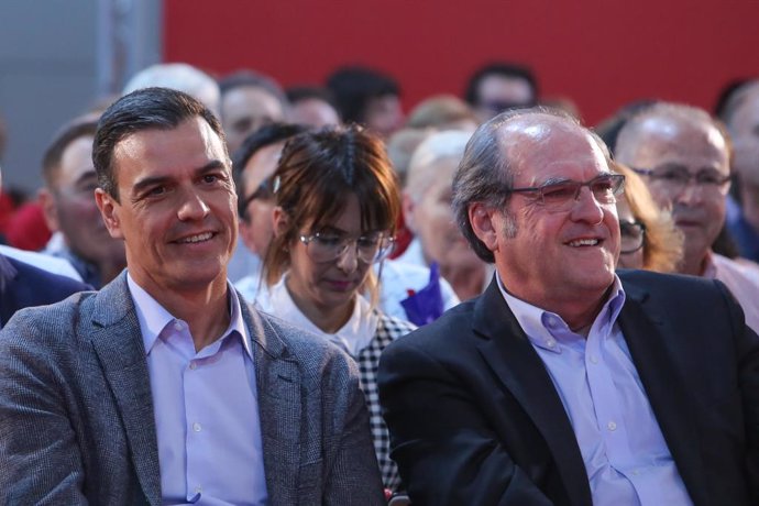 Archivo - El secretario general del PSOE y presidente del Gobierno en funciones, Pedro Sánchez, y el candidato a la presidencia de Madrid por el PSOE, Ángel Gabilondo, presentes en el mitin del PSOE celebrado en Alcalá de Henares