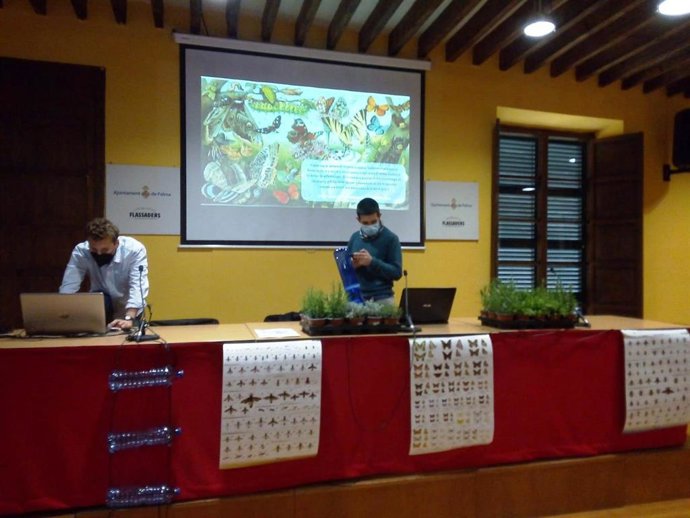 Jornada sobre insectos polinizadores y biodiversidad urbana en el centro social Flassaders de Palma.