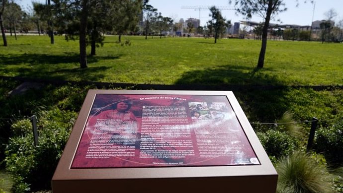 Atril en memoria de Berta Cáceres en el parc de les Glries de Barcelona
