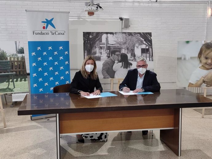 La directora territorial de CaixaBank en Baleares, María Cruz Rivera, y el presidente de Asnimo, Bartolomé Márquez, en la firma del donativo a la entidad social.