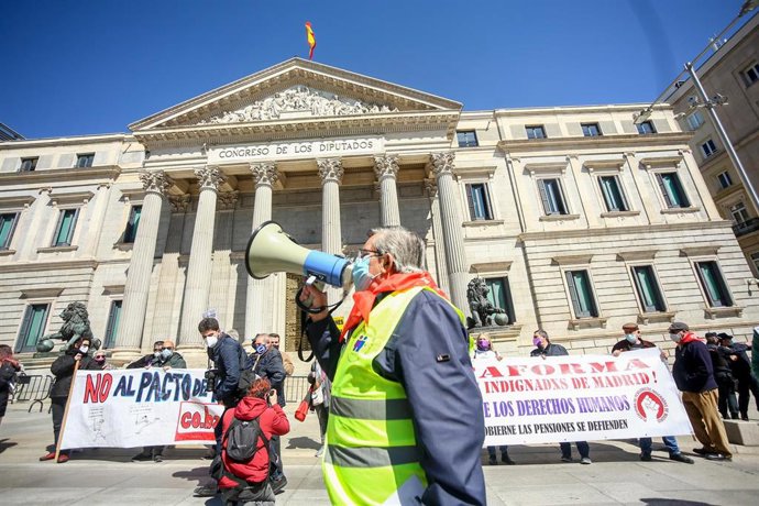 Un hombre con un megáfono durante la manifestación en defensa del sistema publico de pensiones