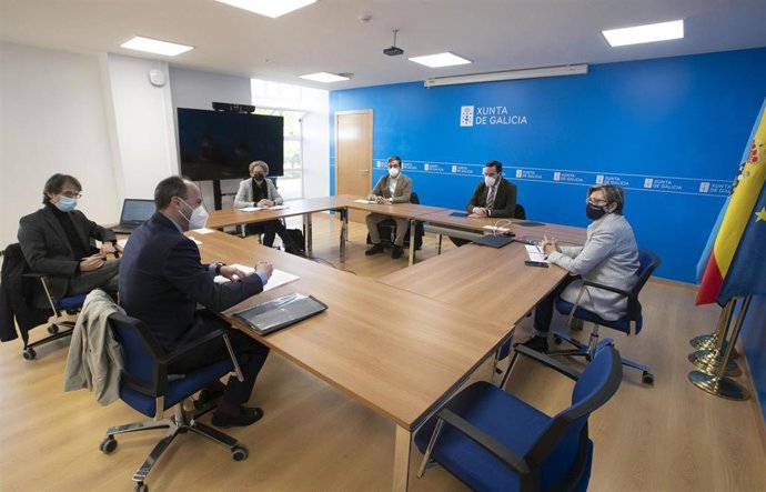 La conselleira do Mar, Rosa Quintana, acompañada por la directora xeral de Pesca, Acuicultura e Innovación Tecnolóxica, Mercedes Rodríguez, se reúne con representantes de las asociaciones Arbac y Agarba