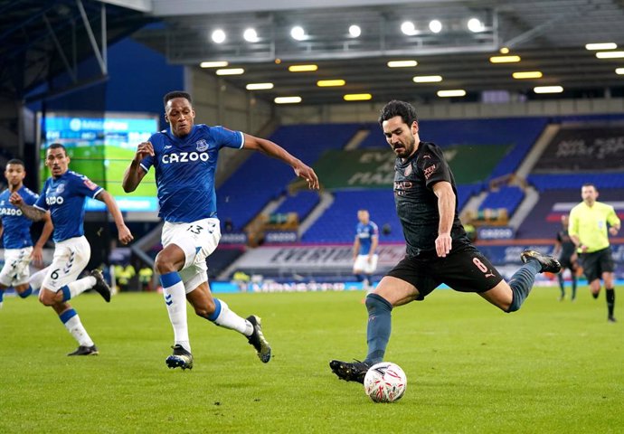 20 March 2021, United Kingdom, Liverpool: Manchester City's Ilkay Gundogan (R) and Everton's Yerry Mina battle for the ball during the English FA Cup quarter final soccer match between Everton and Manchester City at Goodison Park. Photo: Jon Super/PA Wi