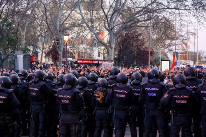 Varios agentes de Policía Nacional frente a manifestantes durante una manifestación no autorizada a favor de Pablo Hasel desde Atocha a Cibeles, en Madrid (España), a 20 de marzo de 2021.