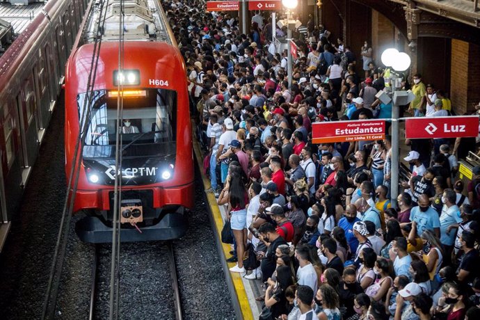 Gente con mascarilla esperando a un tren en la estación de Luz de Sao Paulo durante la pandemia de coronavirus