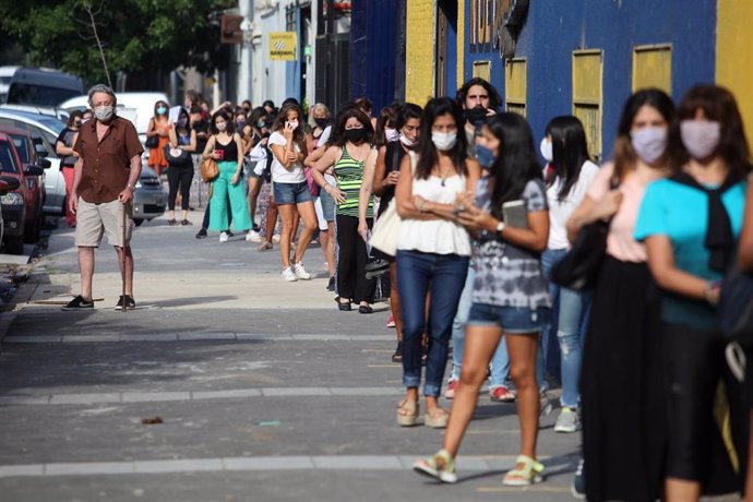 Cola para recibir la vacunación en Buenos Aires