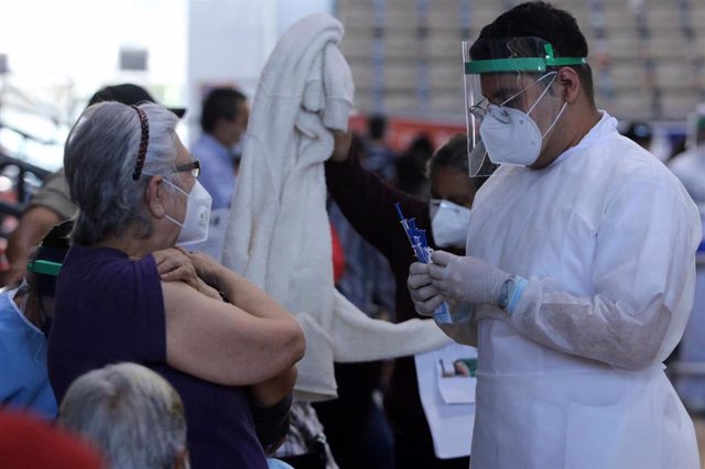 Adultos mayores esperando ser vacunados en Ciudad de México