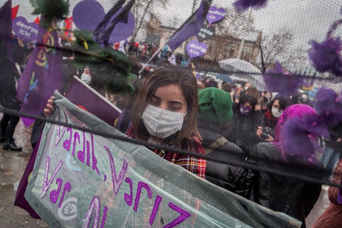 06 March 2021, Turkey, Istanbul: Protesters take part in a demonstration ahead of International Women's Day and to condemn violence against women. Photo: Tunahan Turhan/SOPA Images via ZUMA Wire/dpa