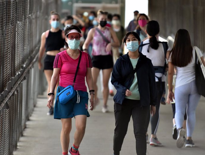 Personas caminando en Hong Kong