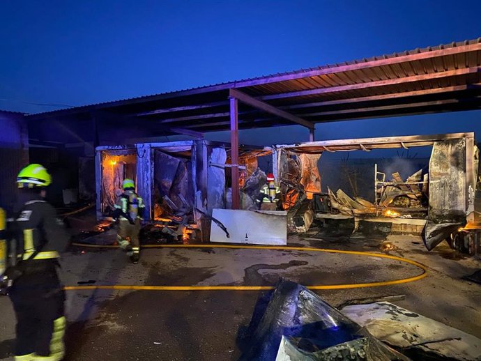 Extinguido un incendio en Candasnos (Huesca), que quema cuatro módulos de viviendas.