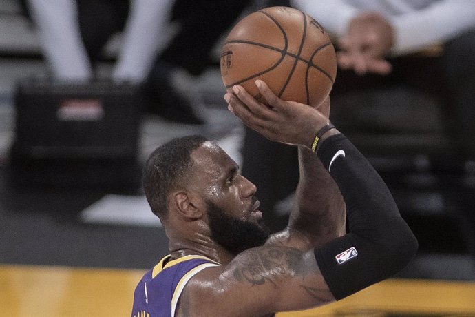 26 February 2021, US, Los Angeles: Los Angeles Lakers' LeBron James takes a free throw during the US NBA basketball match between Los Angeles Lakers and Portland Trailblazers at the Staples Center. Photo: Javier Rojas/Prensa Internacional via ZUMA/dpa