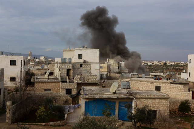 Archivo - Bombardeo del Ejército de Siria en la provincia de Alepo