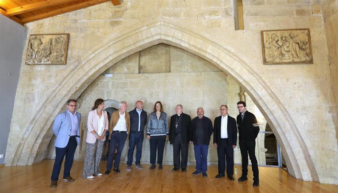 Visita efectuada por representantes de Diputación y Diócesis a obras de este proyecto efectuadas en el templo parroquial de Santa Eulalia de Paredes de Nava, una de las sedes del museo.