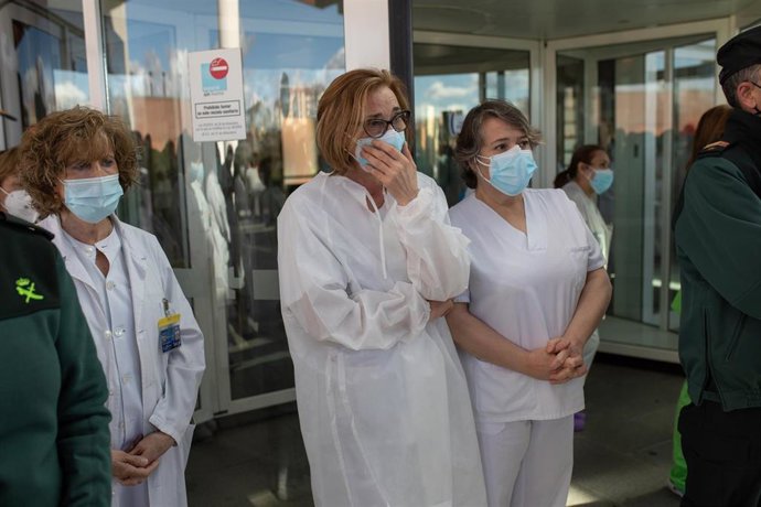 Trabajadores sanitarios participan en el minuto de silencio frente al Hospital Provincial Virgen de la Concha, en Zamora, Castilla y León