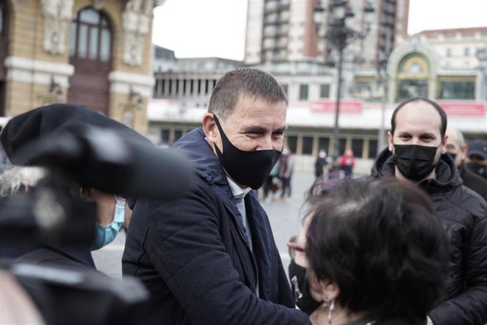Archivo - El coordinador general de EH Bildu y acusado por el caso Bateragune, Arnaldo Otegi durante la concentración bajo el lema 'Demokrazia' en defensa a los procesados por el caso Bateragune, en Bilbao, País Vasco (España), a 19 de diciembre de 2020.