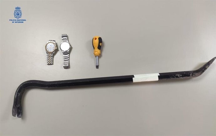 Material intervenido a los detenidos como presuntos autores de un delito de robo con fuerza en domicilio habitado y daños.