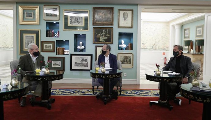 El consejero de Educación y Juventud, y portavoz del Gobierno de la Comunidad de Madrid, Enrique Ossorio, se reúne con el presidente de la Asociación Empresarial Hotelera de Madrid, Gabriel García Alonso, y otros representantes del sector