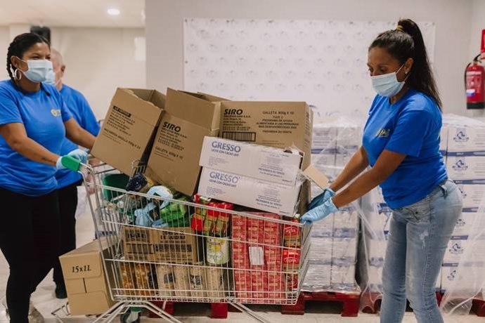 Reparto de alimentos y ropa