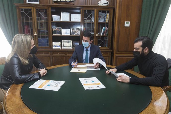 Reunión Plan Anfitriones Diego García del Presidente con Álvaro Izquierdo Diputado Delegado de Hacienda,Nuevas Tecnologías y Vivienda y María Luisa Cruz Escudero Diputada Delegada de Promoción Agroalimentaria