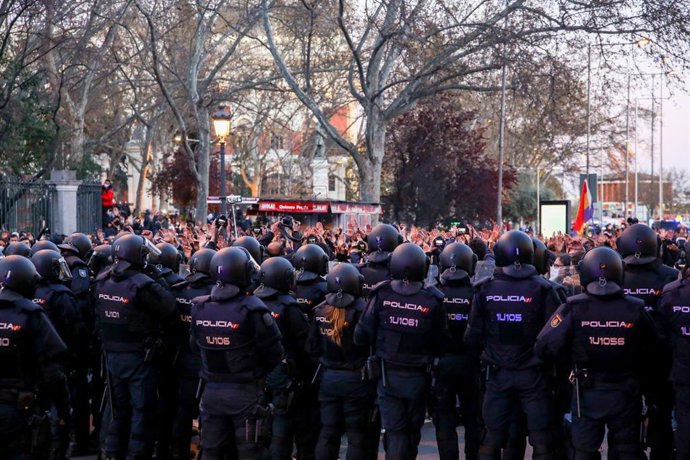 Cientos de manifestantes con una pancarta durante una manifestación no autorizada a favor de Pablo Hasel desde Atocha a Cibeles, en Madrid (España), a 20 de marzo de 2021. La protesta bajo el lema: `Por nuestros derechos y libertades. ¡Amnistía total! L