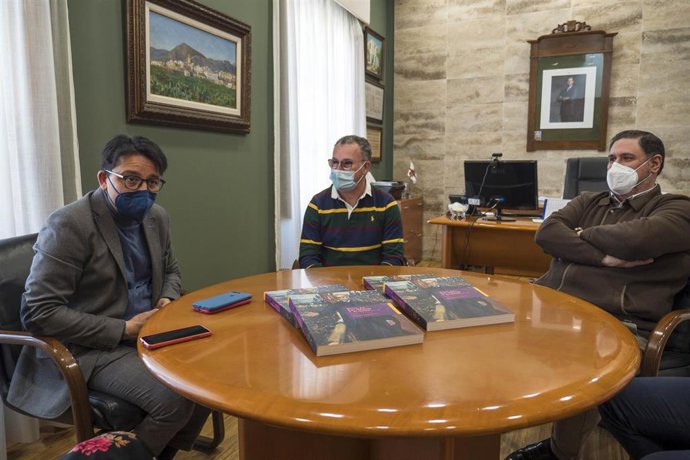 Entrega de los ejemplares del IEA a Alhama