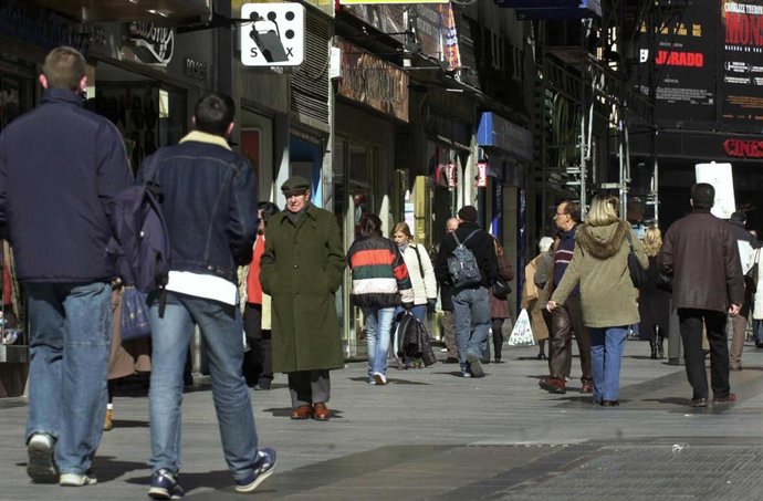 Archivo - Gente, madrileños, ciudadanos paseando por Madrid