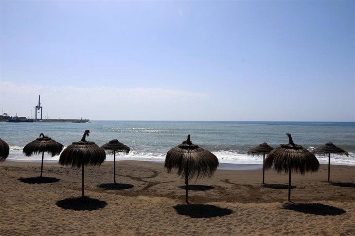 Archivo - Imagen de archivo de la playa de Huelín en Málaga capital