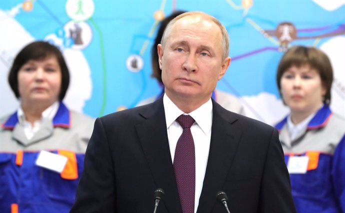 Archivo - HANDOUT - 18 March 2019, Russia, Sevastopol: Russian President Vladimir Putin pictured during his visit to the electrical power plant "Balaklavskaya", as part of his tour in Crimea peninsula to mark the fifth anniversary of its annexation from