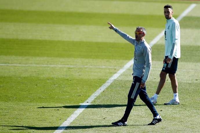 Archivo - Luis Enrique, head coach , during the during the Training Spain at the La Ciudad del fútbol de Las Rozas on october 06, 2020 in Las Rozas, Madrid, Spain.