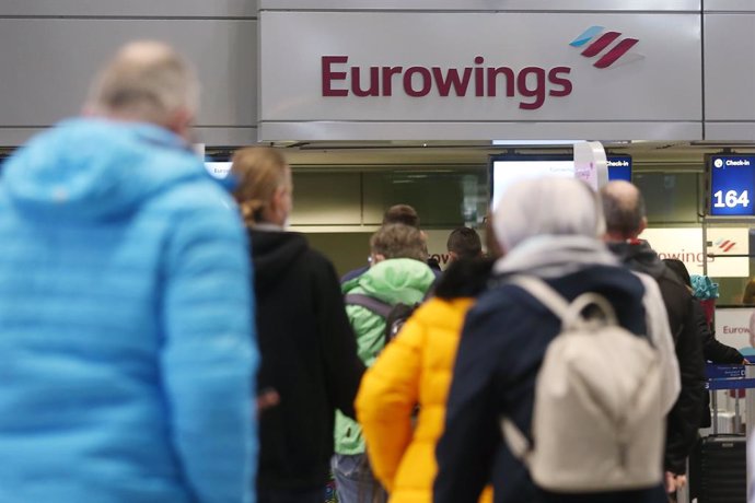 14 March 2021, North Rhine-Westphalia, Duesseldorf: Passengers stand in line at Duesseldorf Airport to check in for a Eurowings flight to Palma de Mallorca. Due to sharply falling Corona infection figures, Mallorca, the other Balearic Islands and parts 