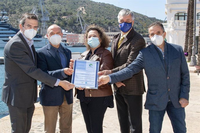 La presidenta de la APC, Yolanda Muñoz, muestra la certificación renovada