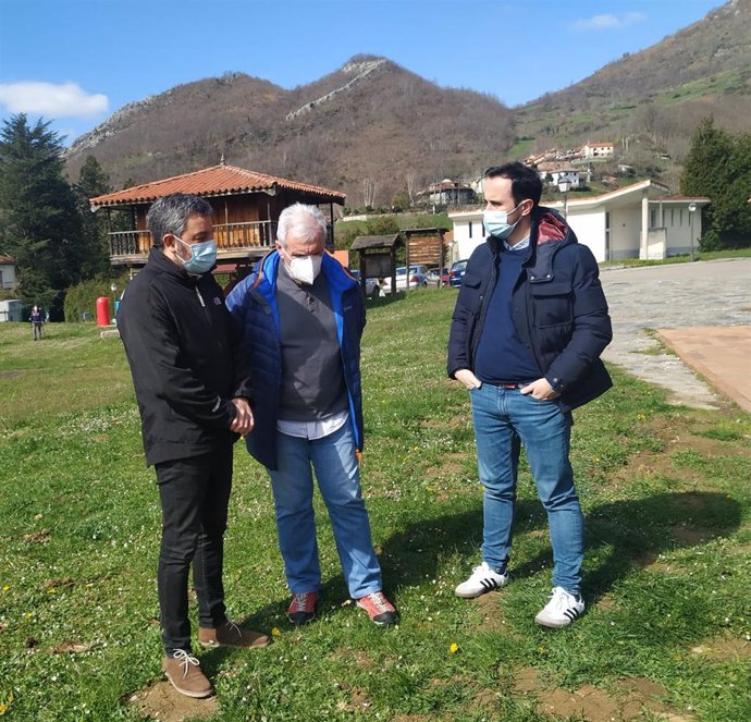 El consejero Medio Rural y Cohesión Territorial, Alejandro Calvo; el alcalde de Caso, Miguel  Ángel Fernández y David Villar, director General Medio Natural y Planificación Rural.