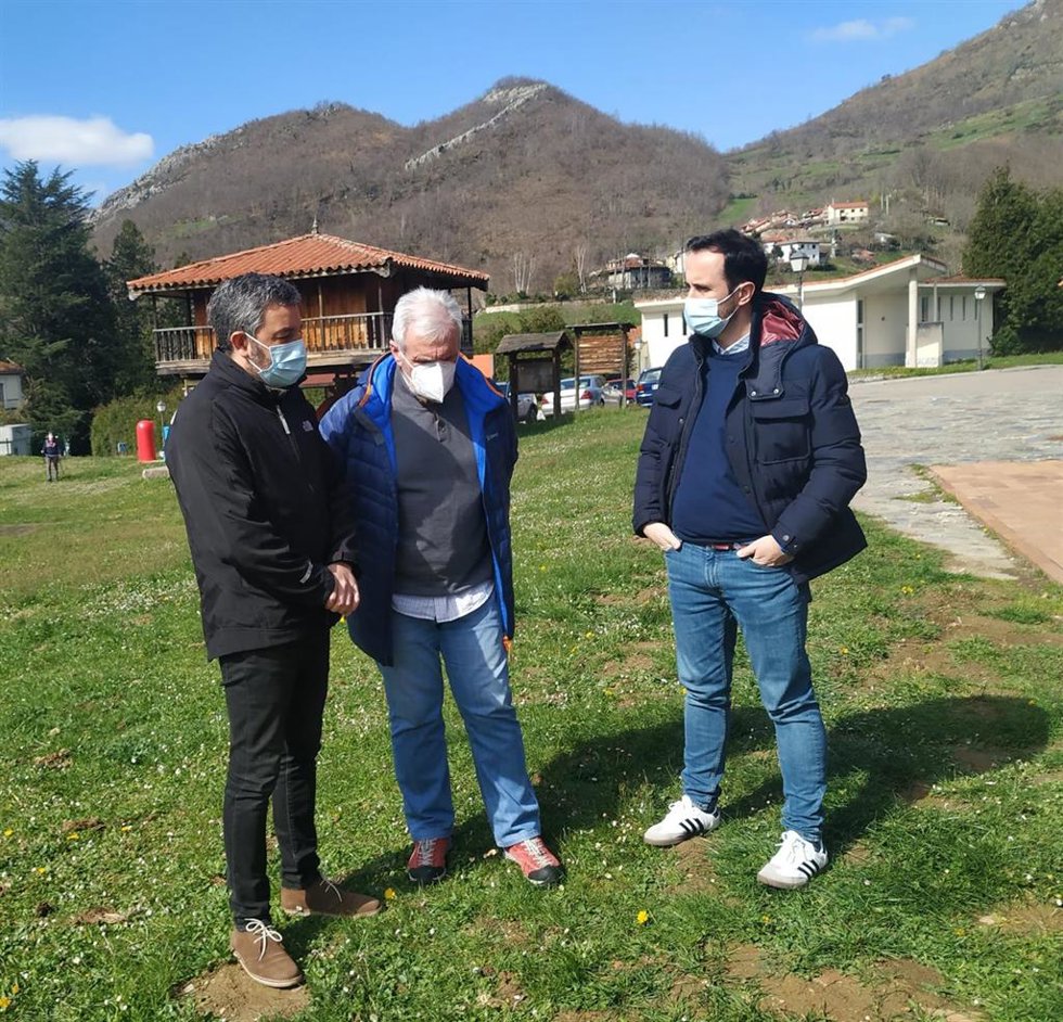 El consejero Medio Rural y Cohesión Territorial, Alejandro Calvo; el alcalde de Caso, Miguel Ángel Fernández y David Villar, director General Medio Natural y Planificación Rural.