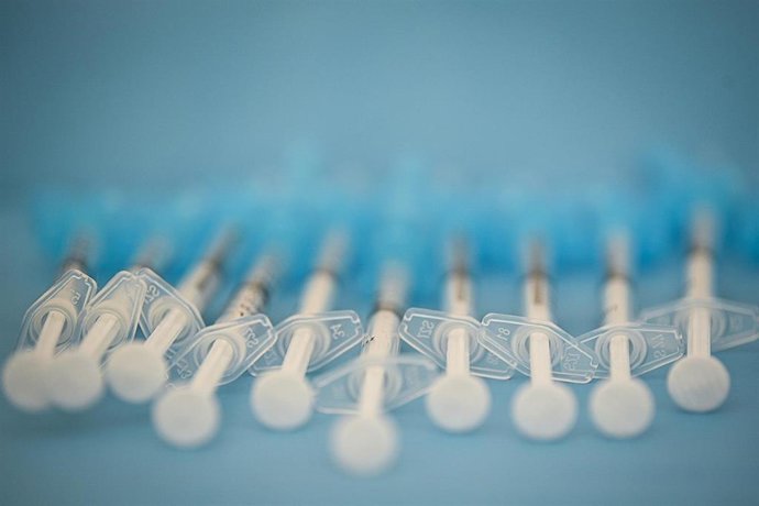 Varias jeringuillas preparadas para administrar la vacuna contra la Covid-19, foto de recurso