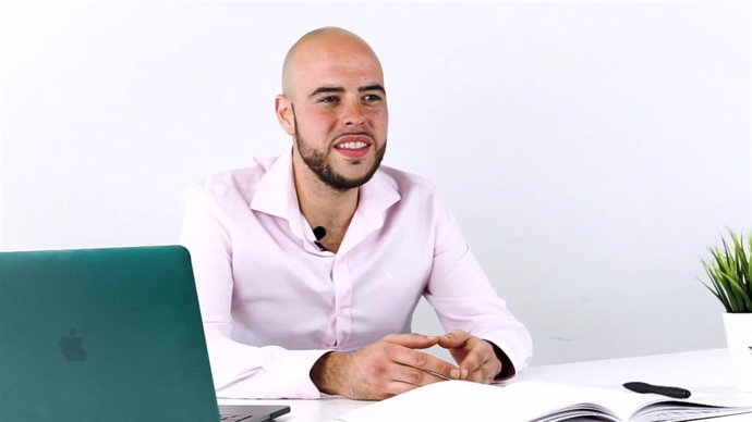 Darío Navarro, emprendedor que ofrece clases online a extranjeros desde Ariño.