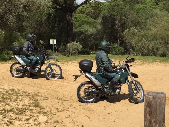 Guardias civiles en moto.