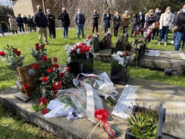 Varias personas participan en un homenaje a Juan Priede, en el 19 aniversario de su asesinato a manos de ETA, en el cementerio de Orio.