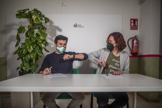 El número 2 de la candidatura de Más Madrid, Pablo Gómez Perpiny, y la portavoz de Equo Madrid, María Pastor.
