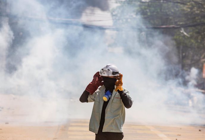 19 March 2021, Myanmar, Yangon: A protester stands in the middle of teargas smoke during a protest against the military coup and the detention of civilian leaders. Photo: Aung Kyaw Htet/SOPA Images via ZUMA Wire/dpa