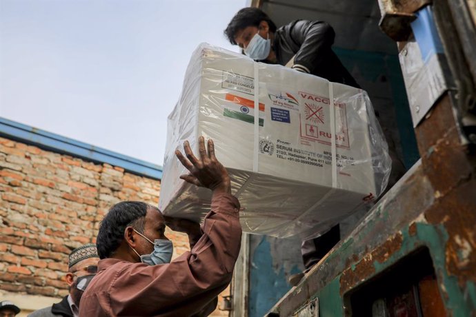 Archivo - 21 January 2021, Bangladesh, Dhaka: Workers unload a pickup van that carries Oxford-Astrazeneca coronavirus (COVID-19) vaccines which arrived from India as a gift to Bangladesh. Photo: Kazi Salahuddin/ZUMA Wire/dpa