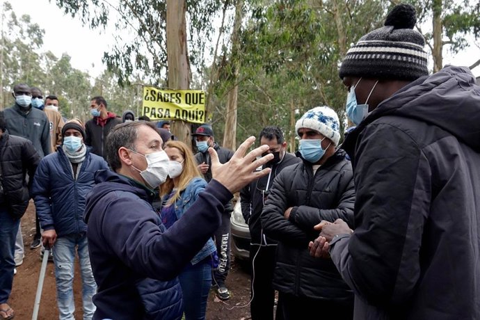 El alcalde de Santa Cruz y secretario de Políticas Insulares de Coalición Canaria (CC) en Tenerife, José Manuel Bermúdez, visita el campamento de Las Raíces