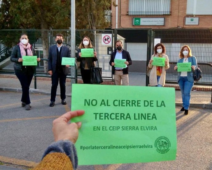 PSOE critica el "cierre" de unidades escolares en el Colegio Sierra Elvira y en otros centros de la capital granadina