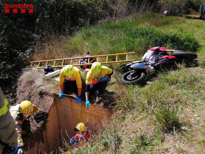 Els Bombers de la Generalitat rescaten dues persones després de sofrir un accident de moto en Esparreguera (Barcelona)