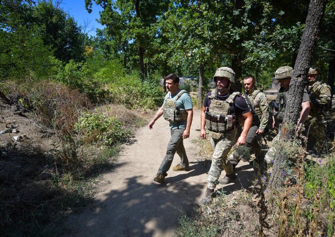Archivo - HANDOUT - 06 August 2020, Ukraine, Donetsk: Ukrainian President Volodymyr Zelenskiy is seen wearing a bullet-proof vest as he tours a Ukrainian army shelter during a visit to the eastern front in Donetsk region. During the visit, Zelenskiy rei