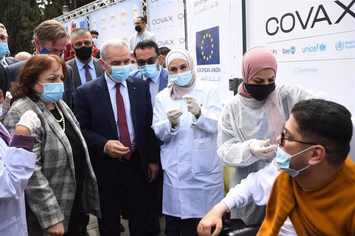 El primer ministro palestino, Mohamed Shtayé durante un acto de vacunación en Ramala, Cisjordania