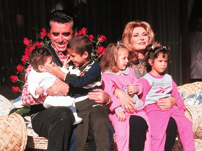 ROCIO JURADO PRESENTO A SUS NUEVOS HIJOS JOSE FERNANDO Y GLORIA CAMILA