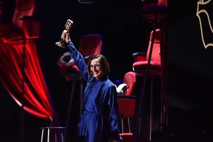 L'actriu Carme Elias després de rebre el Premi Gaudí d'Honor
