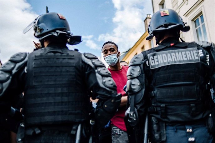 Policías antidisturbios en Marsella, Francia