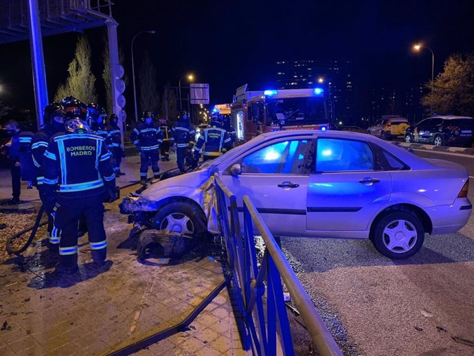 Un conductor sale ileso tras arder su coche después de chocar contra una valla del puente de Praga.